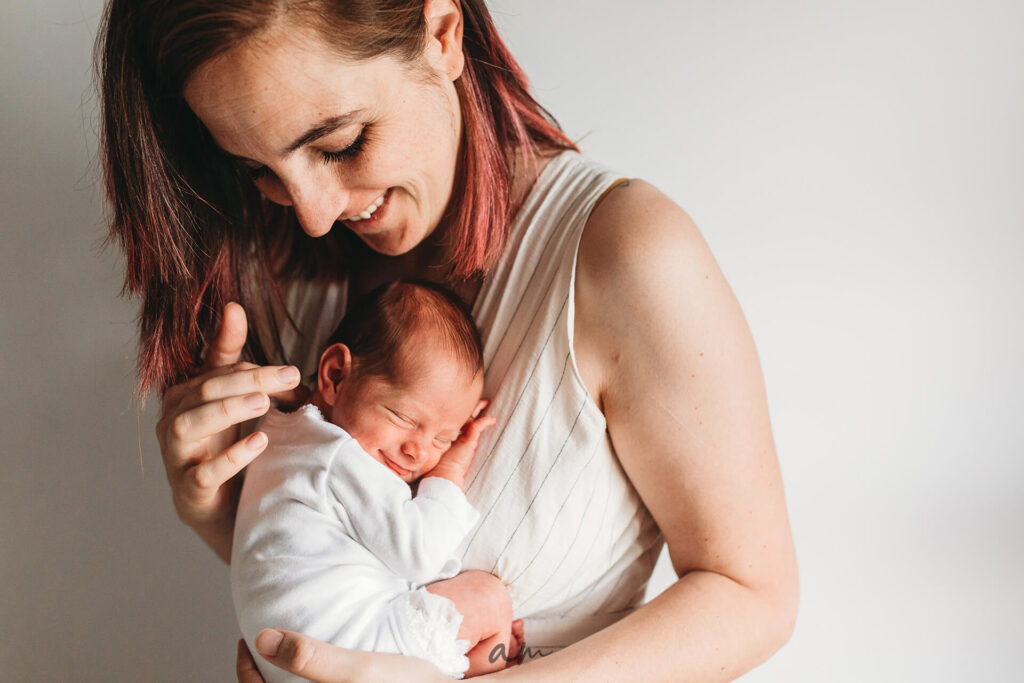 Sesion fotos bebe recien nacido newborn en casa lifestyle. Lifestyle newborn photos. Sesion fotos bebe natural en madrid. Madrid newborn photographer