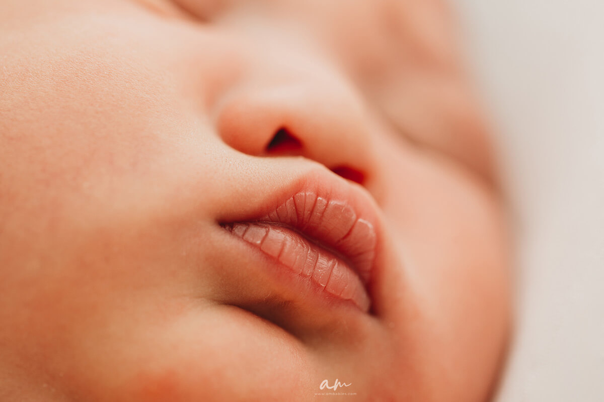 Detalles sesión recién nacido Madrid fotografía minimalista Sesión fotos bebé recién nacido en estudio en Madrid Newborn baby photo session in studio in Madrid