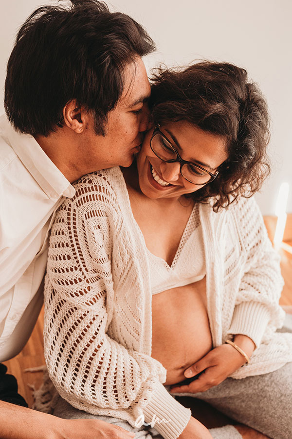 Sesión fotos embarazada madrid. Fotografía embarazadas Madrid. Fotógrafo embarazadas madrid. Sesión fotos embarazada en casa. In home maternity session